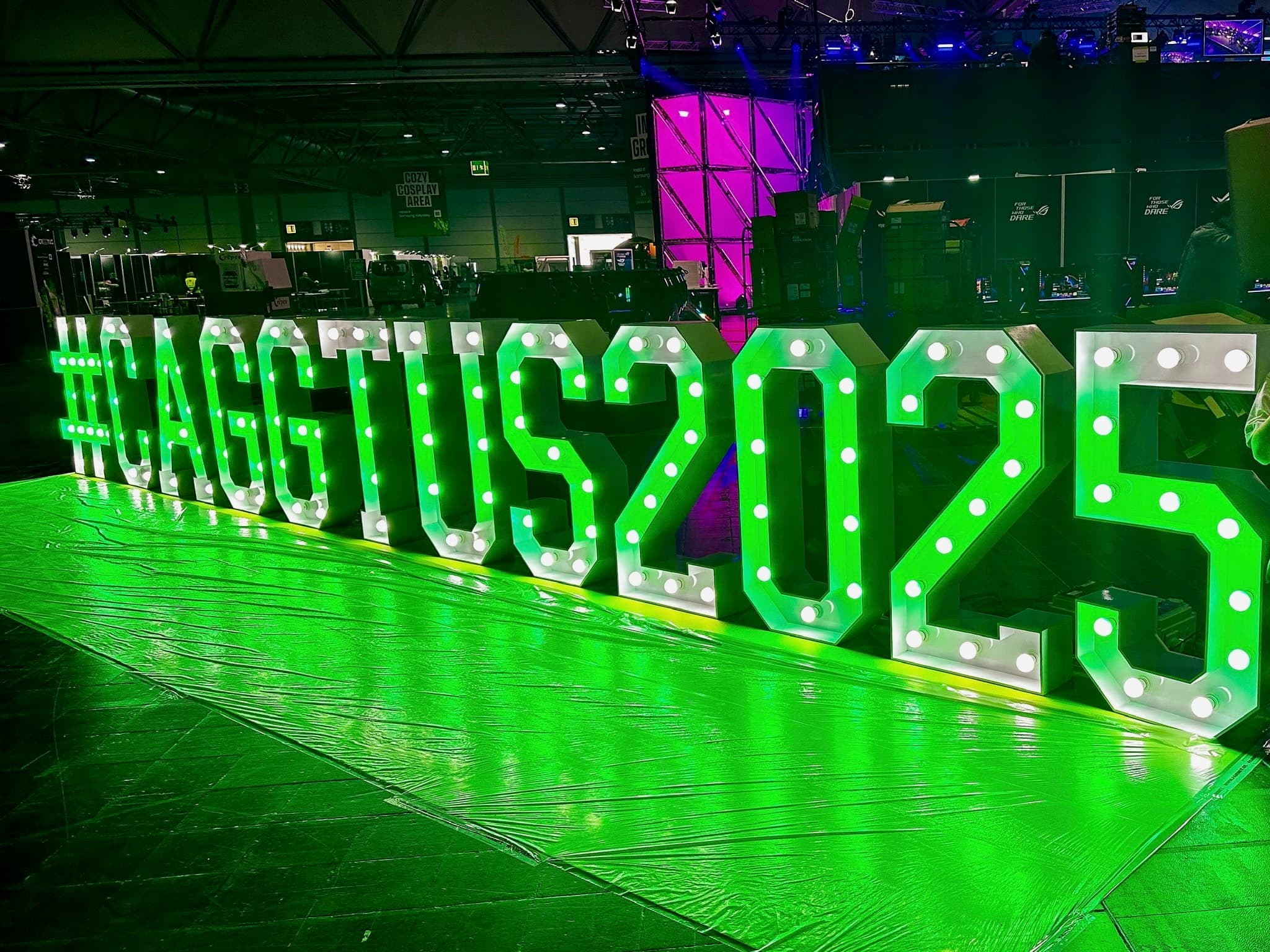 Leuchtbuchstaben #CAGGTUS2025 auf der Gaming-Messe